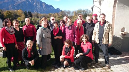 Vor der Kirche in Puch